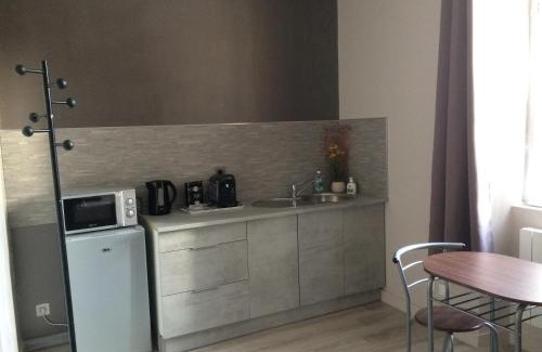 Thiviers Appartement | STUDIO proche gare avec kitchenette et wifi - porte rouge