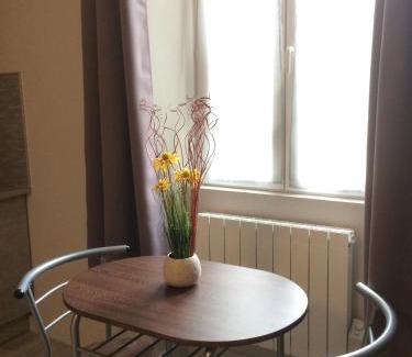 Thiviers Appartement | STUDIO proche gare avec kitchenette et wifi - porte rouge