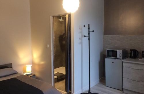 Thiviers Appartement | STUDIO proche gare avec kitchenette et wifi - porte rouge