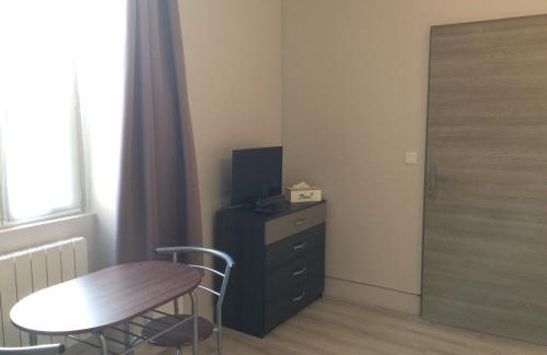 Thiviers Appartement | STUDIO proche gare avec kitchenette et wifi - porte rouge