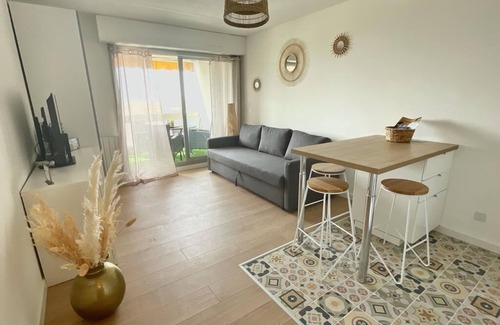 Le Grand Travers Appartement | Studio rénové vue mer a 100 m de la plage
