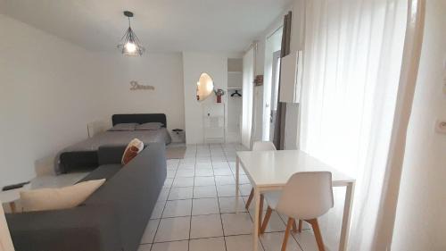 Vierzon Appartement | Studio RDC l'Auron- wifi - cour