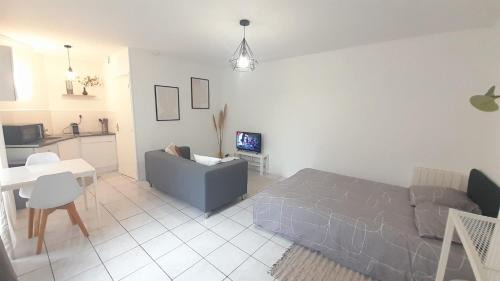 Vierzon Appartement | Studio RDC l'Auron- wifi - cour