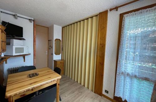 Les Avanchers-Valmorel Appartement | Studio skis aux pieds à Valmorel, balcon, proche commerces, 4 couchages - FR-1-356-291