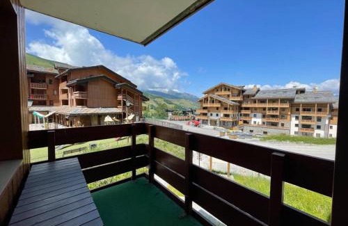 Les Avanchers-Valmorel Appartement | Studio skis aux pieds à Valmorel, balcon, proche commerces, 4 couchages - FR-1-356-291
