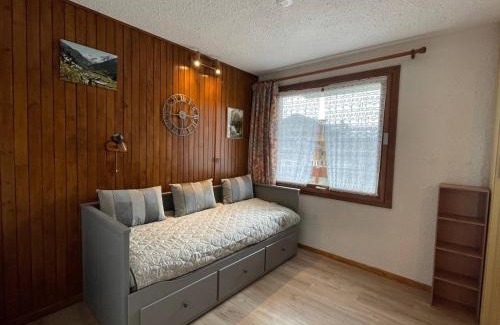 Les Avanchers-Valmorel Appartement | Studio skis aux pieds à Valmorel, balcon, proche commerces, 4 couchages - FR-1-356-291