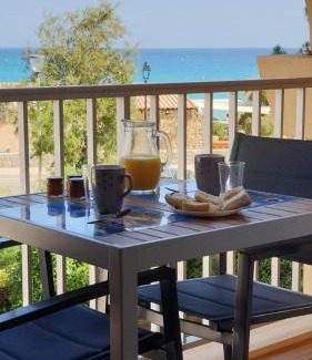 Algajola Appartement | Studio standing classé meublé de tourisme avec terrasse vue mer " les pieds dans l'eau " à Algajola