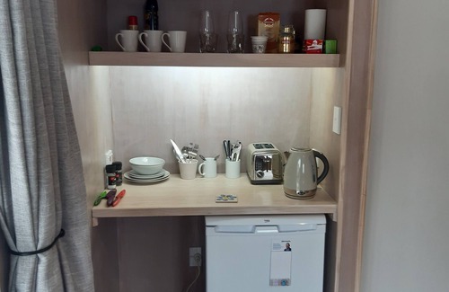 Raumati Beach Appartement | Studio steps away from Raumati villiage, and short walk to beach