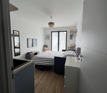 Angoulins Appartement | Studio tout confort climatisé avec jardinet, en centre bourg, proche plage, mer, La Rochelle et Chatelaillon