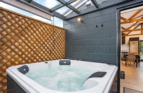 Hornby Maison | Studio Unit with Spa Bath!