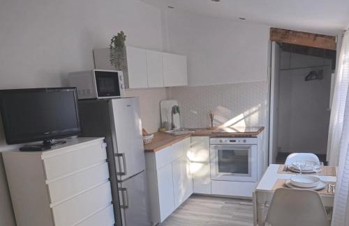 11th Arrondissement Appartement | Studio-Valentine climatisée avec piscine chauffée