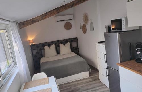 11th Arrondissement Appartement | Studio-Valentine climatisée avec piscine chauffée