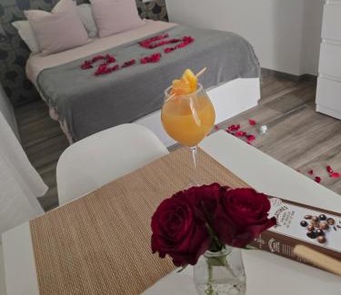 11th Arrondissement Appartement | Studio-Valentine climatisée avec piscine chauffée