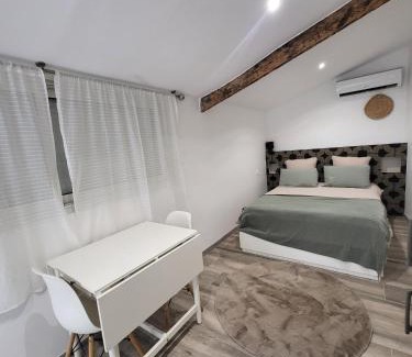 11th Arrondissement Appartement | Studio-Valentine climatisée avec piscine chauffée