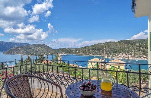 Vathy Appartement | Studio 'Veronis 8' avec vue sur la mer, piscine partagée et Wi-Fi.