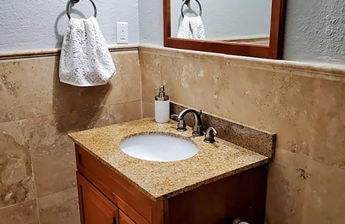 College Town Appartement | Studio walking distance to Stadium & Nightlife!