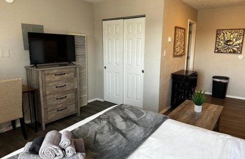University Heights Appartement | Studio Wbalcony - Near Nob Hill, Unm & Downtown
