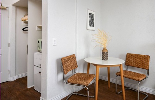 Westlake Appartement | Studio with Exposed Brick & Modern Comfort in LA