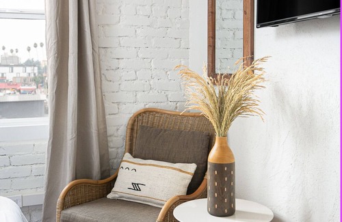 Westlake Appartement | Studio with Exposed Brick & Modern Comfort in LA