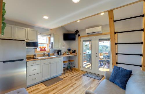 Marshall Appartement | Studio with Loft, Hot Tub and Views in Marshall!