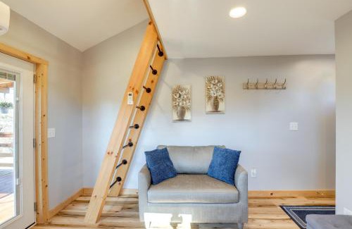 Marshall Appartement | Studio with Loft, Hot Tub and Views in Marshall!