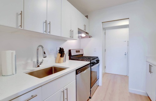 Court House Appartement | Studio with Park Views in Lively Clarendon!