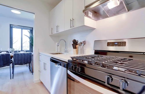 Court House Appartement | Studio with Park Views in Lively Clarendon!