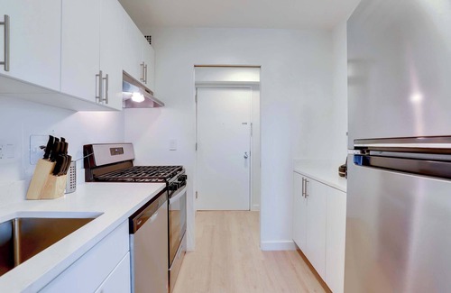 Court House Appartement | Studio with Park Views in Lively Clarendon!