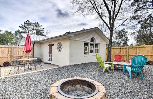 Southern Pines Appartement | Studio with Patio - Walk to Hikes, Sights and Bites