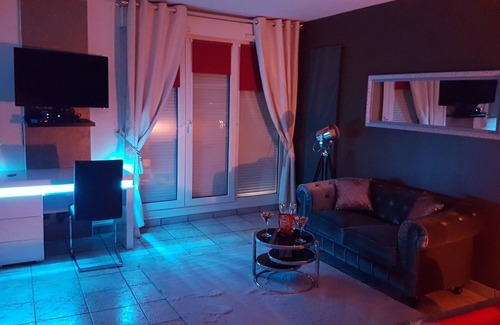 Epernay Appartement | Studio avec jacuzzi privatif, terrasse et balcon et billard