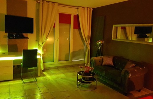 Epernay Appartement | Studio avec jacuzzi privatif, terrasse et balcon et billard