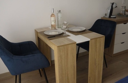 Eguilles Appartement | Studio with private terrace and swimming pool. 15 minutes from the historic center of Aix-en-Provence