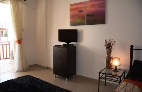 Peyia Town Appartement | Studio with shower room E5, full kitchen, poolside, FREE WIFI