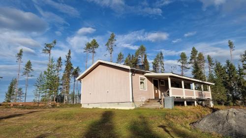 Hammerdal Appartement | Stuga Björn - Quiet cabin at lake Edesjön