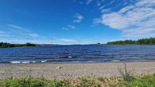 Hammerdal Appartement | Stuga Björn - Quiet cabin at lake Edesjön