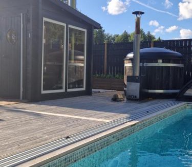 Tungelsta Maison | Stuga på landet med egen pool, vedeldad badtunna och bastu