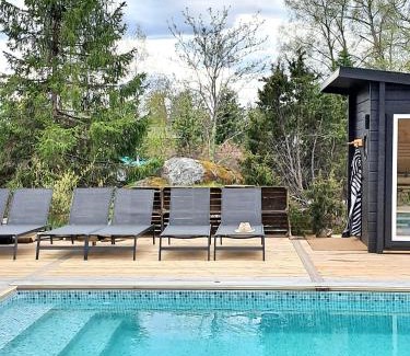 Tungelsta Maison | Stuga på landet med egen pool, vedeldad badtunna och bastu