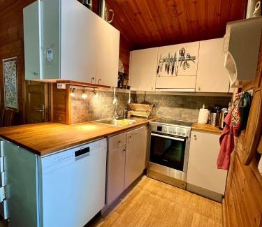 Jadraas Maison | StugaNäraKungsberget - mysig stuga med kamin, grillkåta och vedbastu