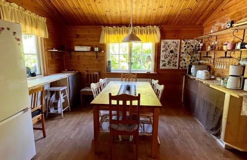 Jadraas Maison | StugaNäraKungsberget - mysig stuga med kamin, grillkåta och vedbastu