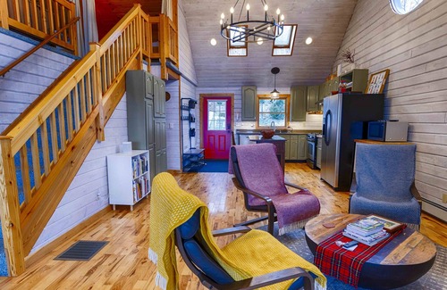 Valois Maison | Stugan Seneca Lake House: Lake Front Retreat + Minutes from Wineries!