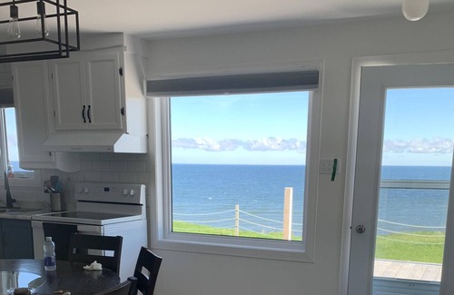 Le Rocher-Perce Regional County Municipality Maison | Stunning Oceanfront Cottage