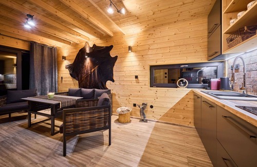 Mlade Buky Maison | Merveilleuse maison de vacances privée pour 4 personnes avec piscine, WIFI, TV, patio et parking