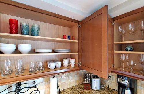 McCully - Moiliili Copropriété | Stunning 15th Floor Luana King bed Condo Sleeps 4 guests