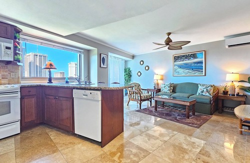 McCully - Moiliili Copropriété | Stunning 15th Floor Luana King bed Condo Sleeps 4 guests