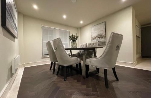 Chigwell Appartement | Stunning 2BA, 2BR Apt, Desirable Chigwell CHCL F6