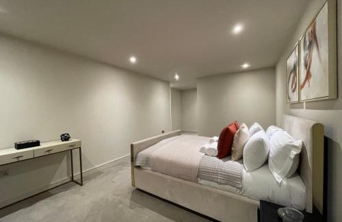 Chigwell Appartement | Stunning 2BA, 2BR Apt, Desirable Chigwell CHCL F6