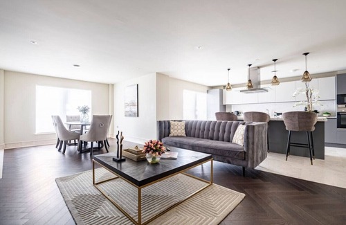 Chigwell Appartement | Stunning 2BA, 2BR, Apt, Desirable Chigwell