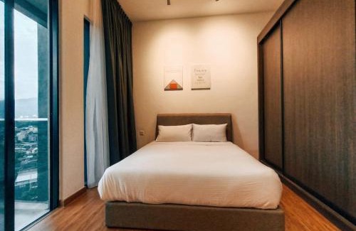 George Town Appartement | Stunning 2BR with Infinity Pool & City Views