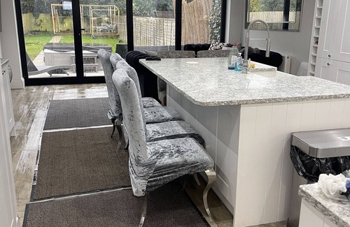 Potters Bar Maison | Stunning 3 bedroom home with HOT tub and 75inch tv