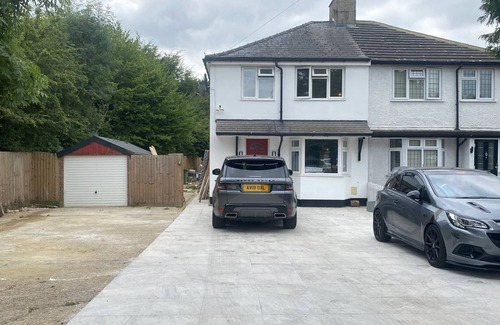 Potters Bar Maison | Stunning 3 bedroom home with HOT tub and 75inch tv